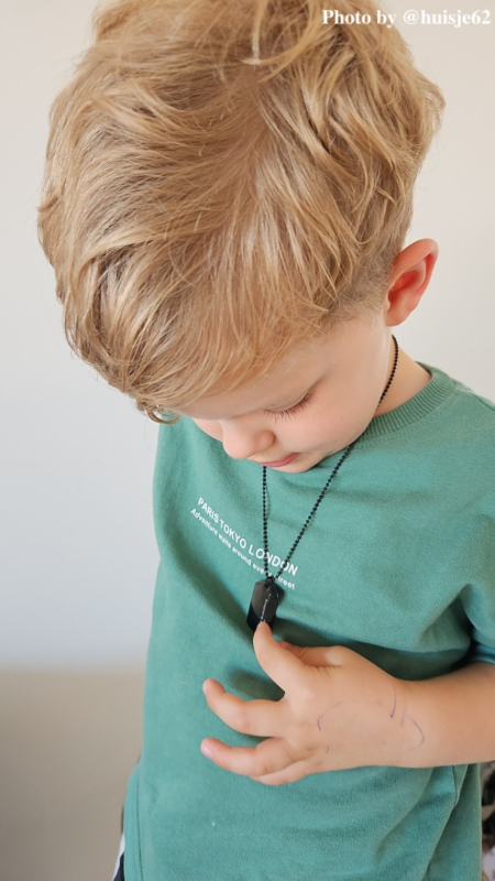 Influencer zoontje met dog tag ketting