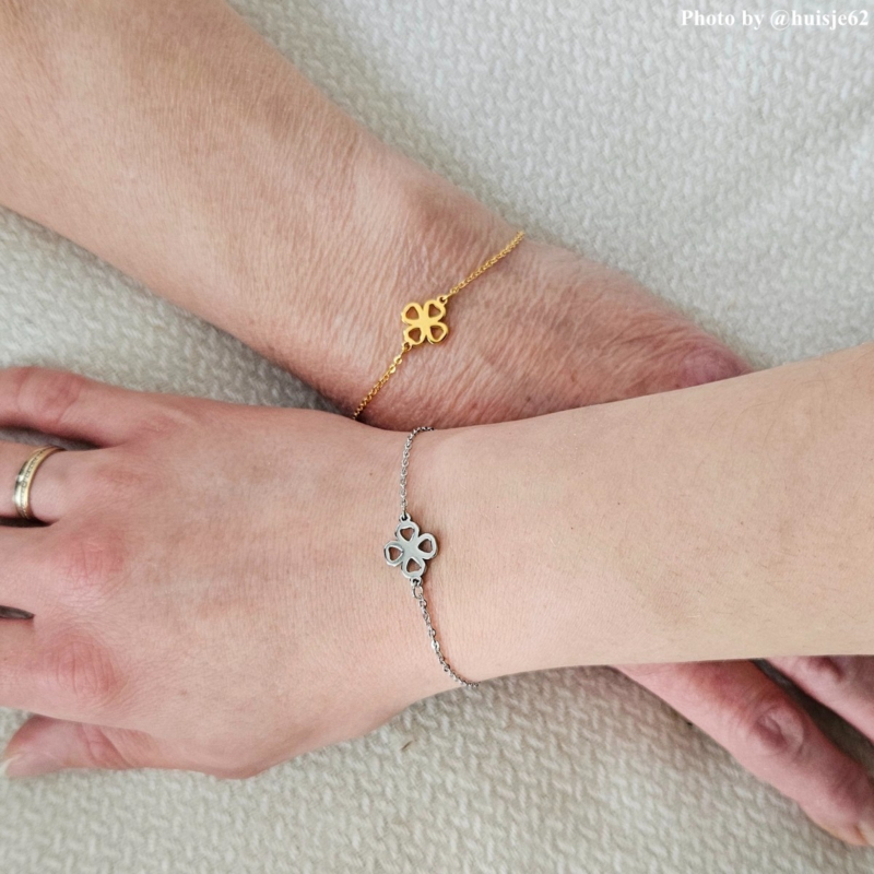 Influencer met armbandje
