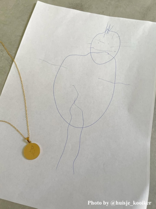 Influencer met een goudkleurige ketting