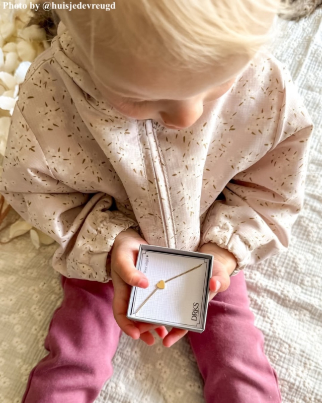 Influencer met goudkleurig armbandje