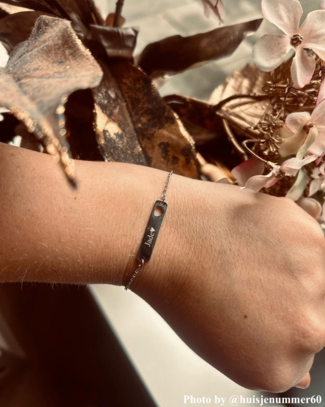 influencer draagt armband