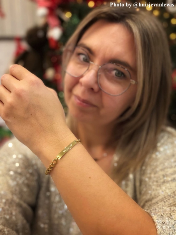 influencer met schakelarmband goud