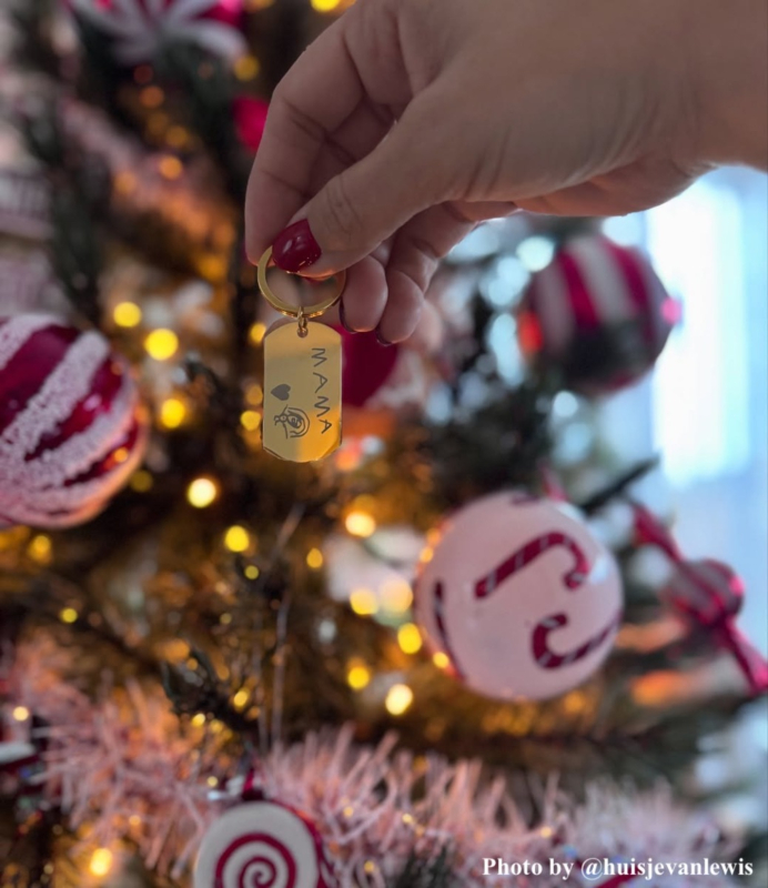 Gouden sleutelhanger met tekening bij influencer