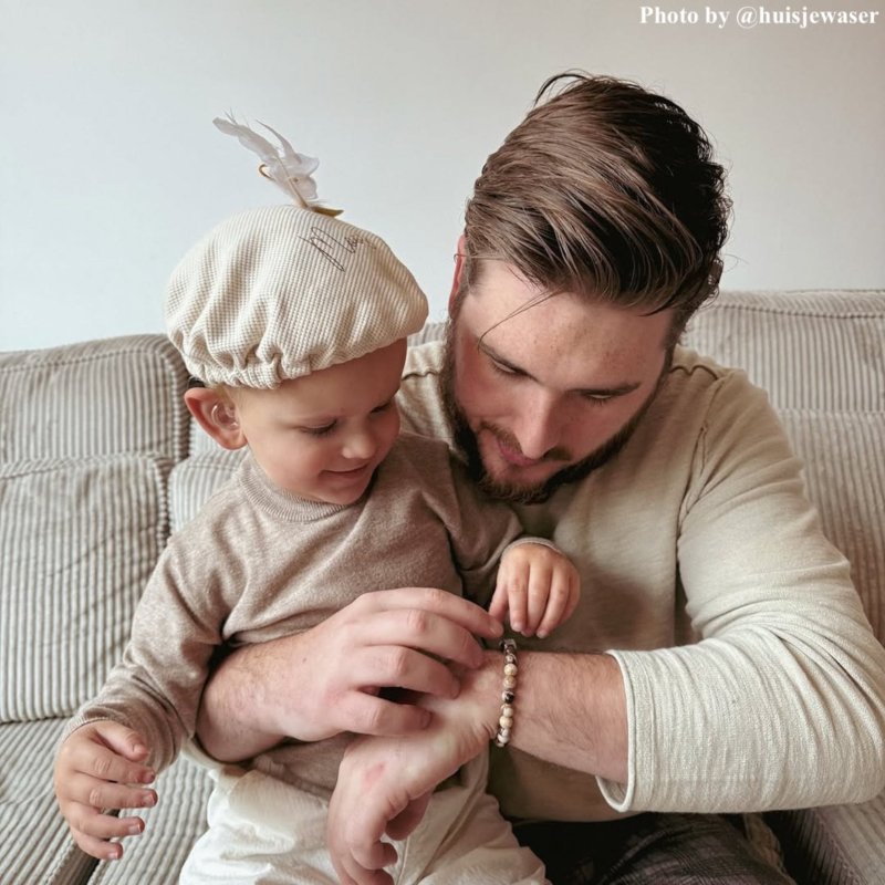 influencer draagt kralenarmband
