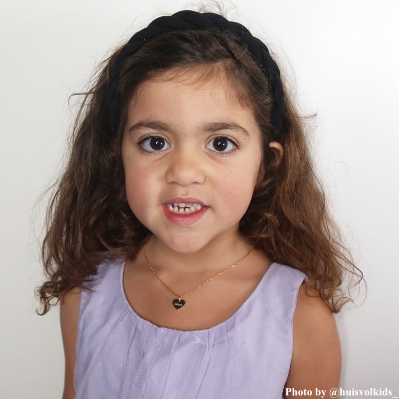 Influencer kid met hartjes ketting