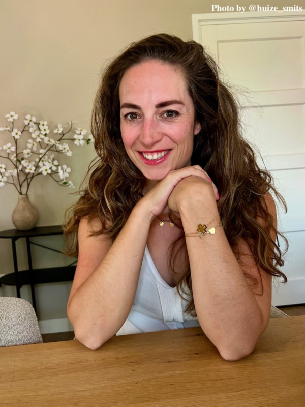 Influencer met gouden armparty