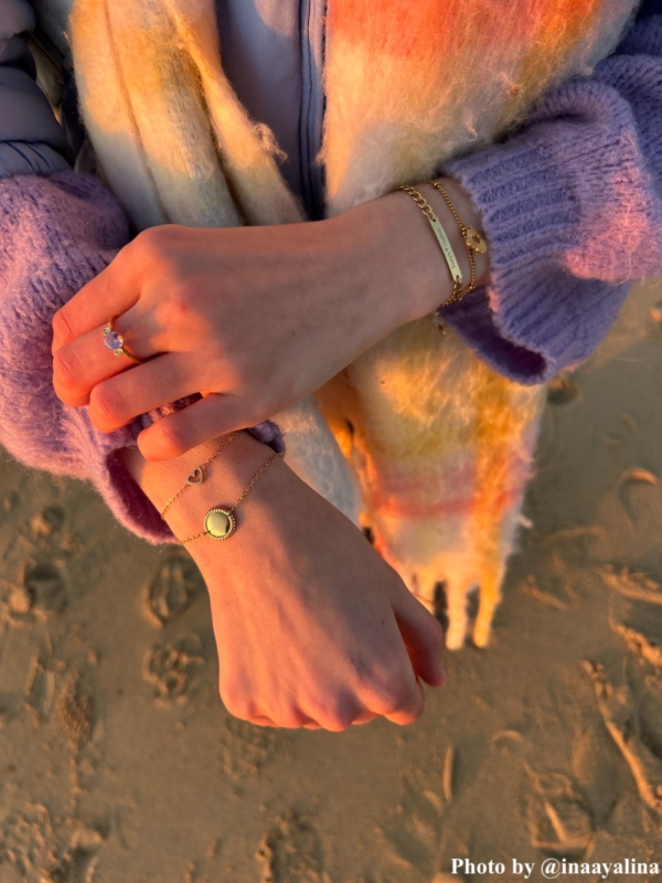 Influencer met gouden armbanden