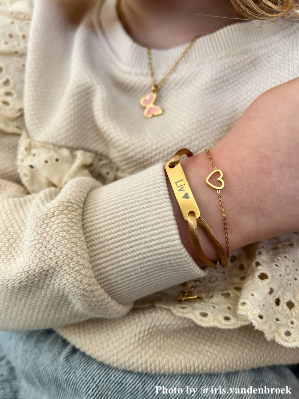 Influencer met kinder armbandjes