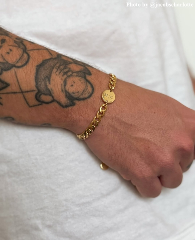 influencer draagt gougkleurige schakel heren armband