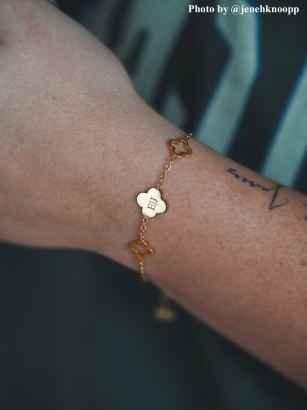 Influencer draagt gouden armband initial