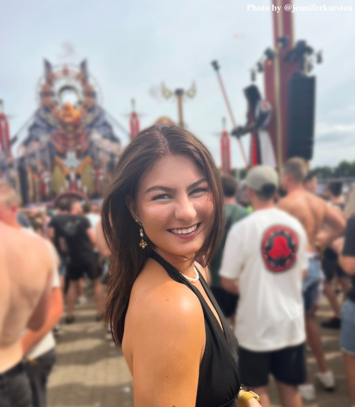 Influencer met oorbellen