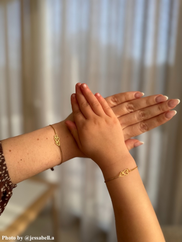 Influencer draagt gouden moeder dochter armbandjes met hartjes