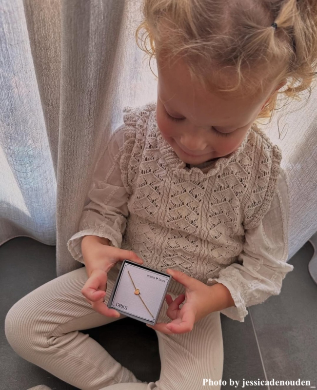 Dochter van influencer met goud armbandje
