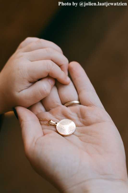 influencer met gouden graveerbare ketting