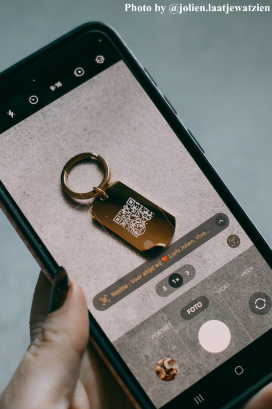 influencer met sleutelhanger goud