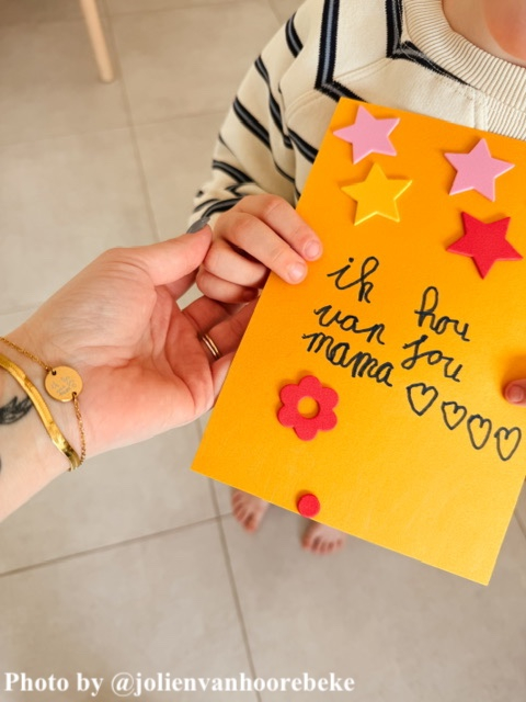 Influencer draagt gouden gegraveerde armband