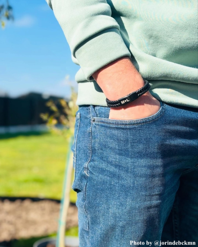Influencer met DRKS mannen armband. 