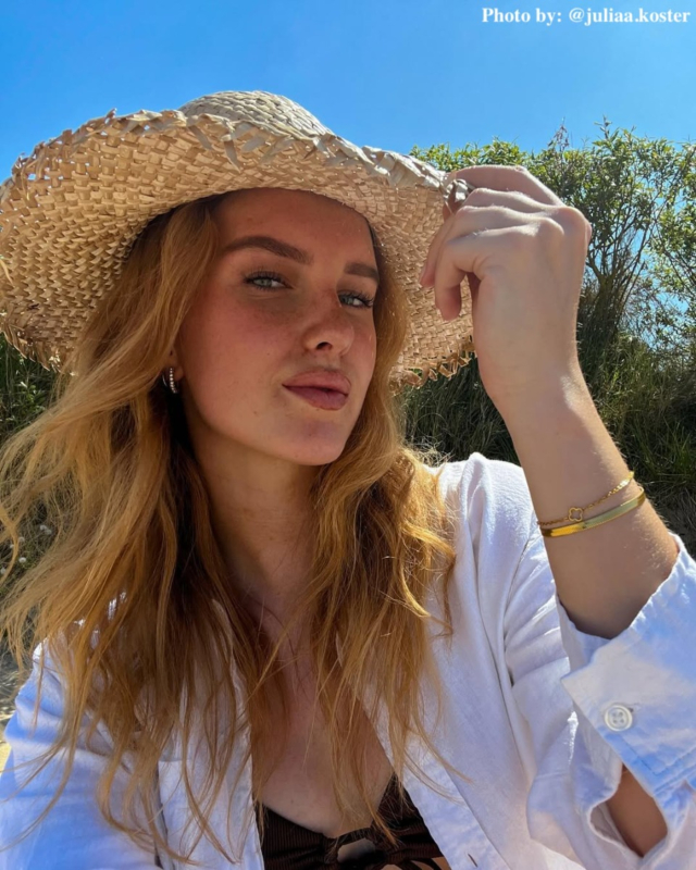 Influencer met gouden armbanden