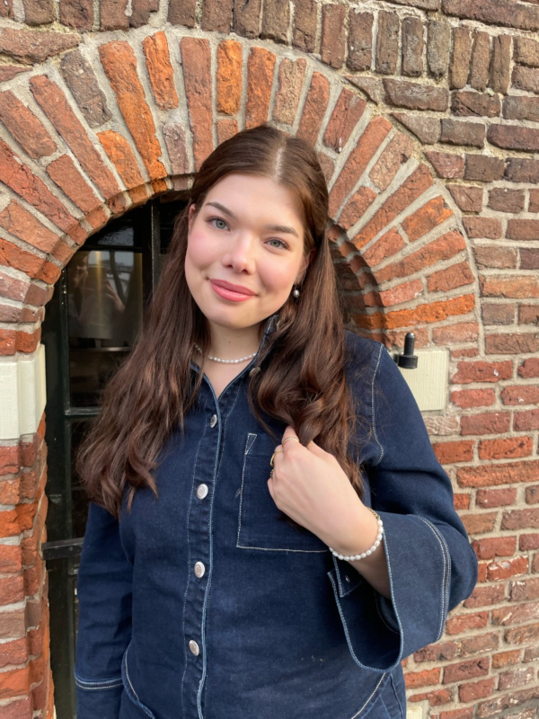 Influencer met parelarmband.