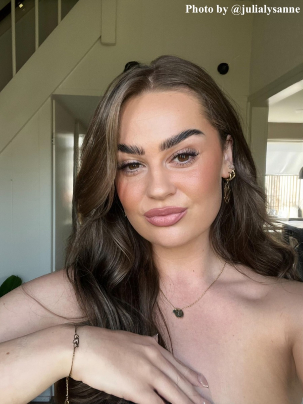 influencer draagt birthstone ketting
