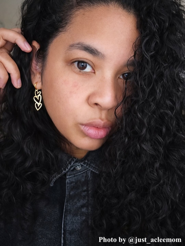 Influencer draagt gouden hartjes oorbellen