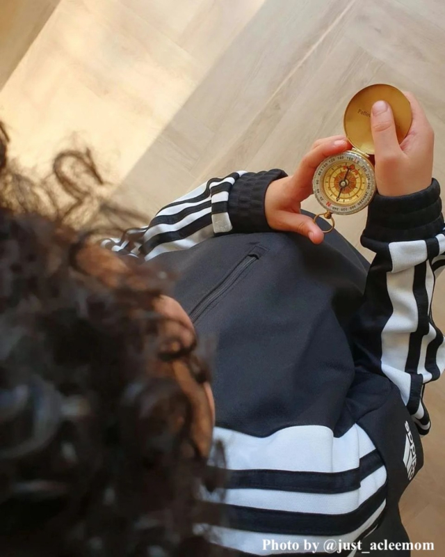 Influencer kindje met gouden kompas