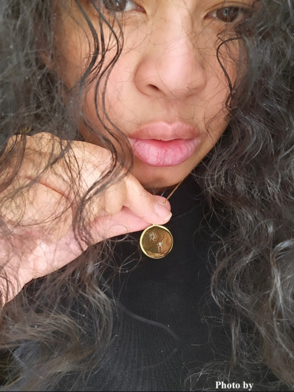 influencer laat ketting zien