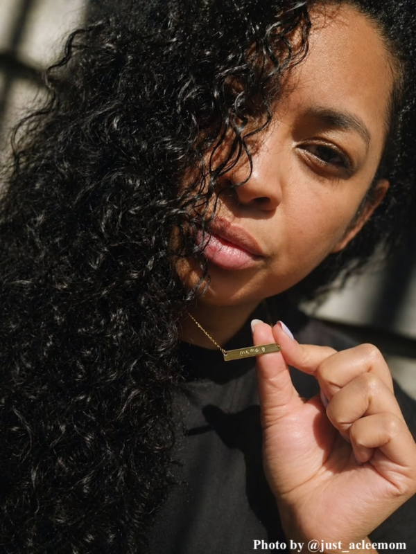 Influencer draagt gouden bar ketting