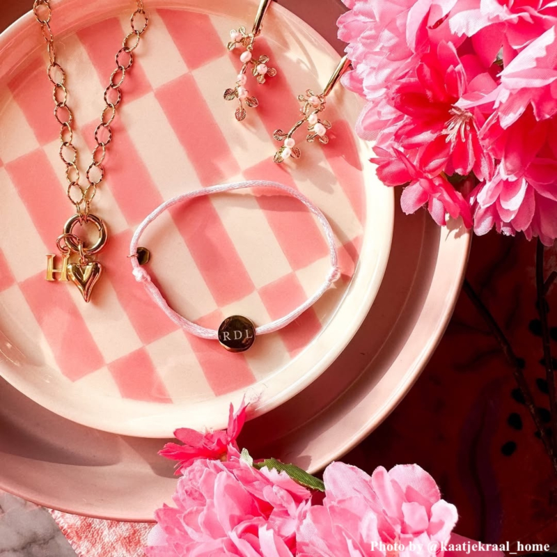 Satin round initial armband roze goldplated
