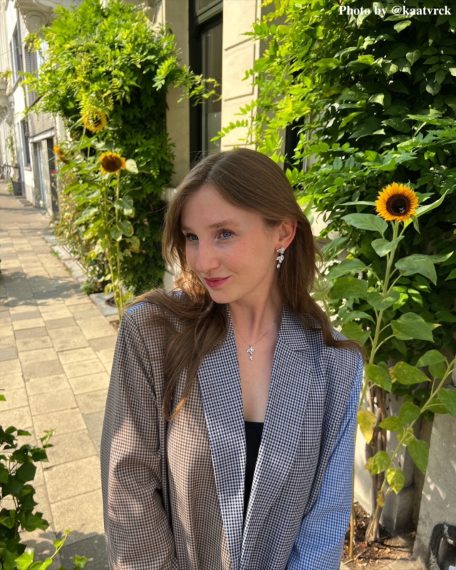 Influencer met shiny sieraden