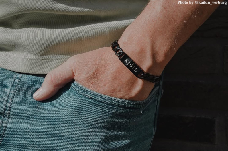 Heren Schakelarmband Met Gravering Zwart.