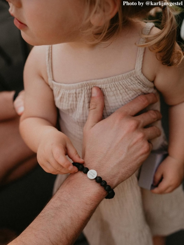 Heren armband zwart met namen.