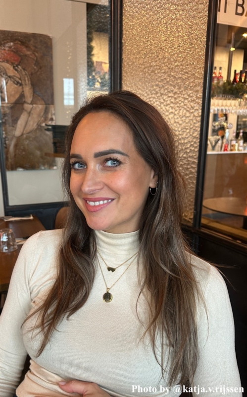 influencer draagt 2 hartjes initial ketting goudkleurig