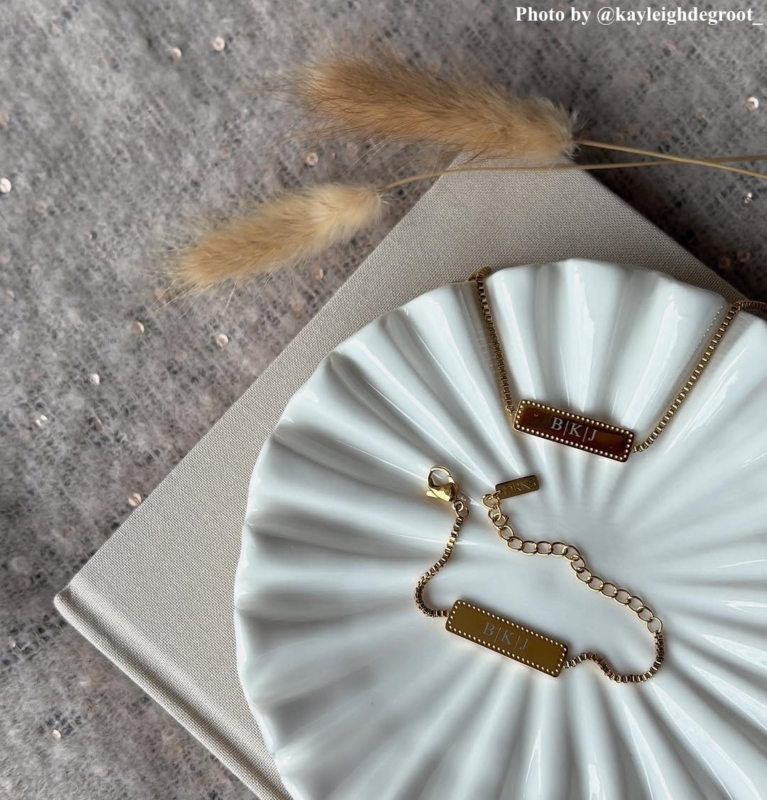 Influencer met de gouden vintage bar ketting.