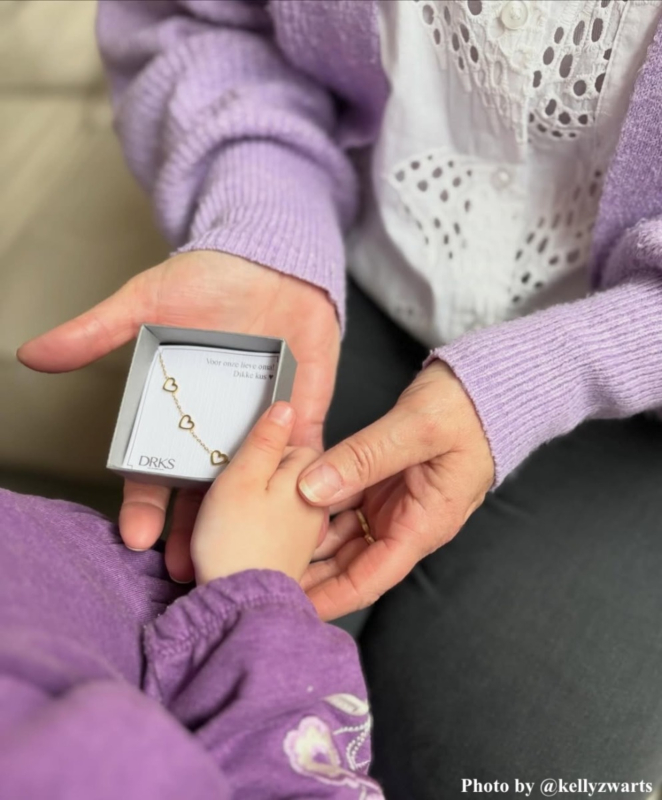 Influencer draagt gouden armband met hartjes