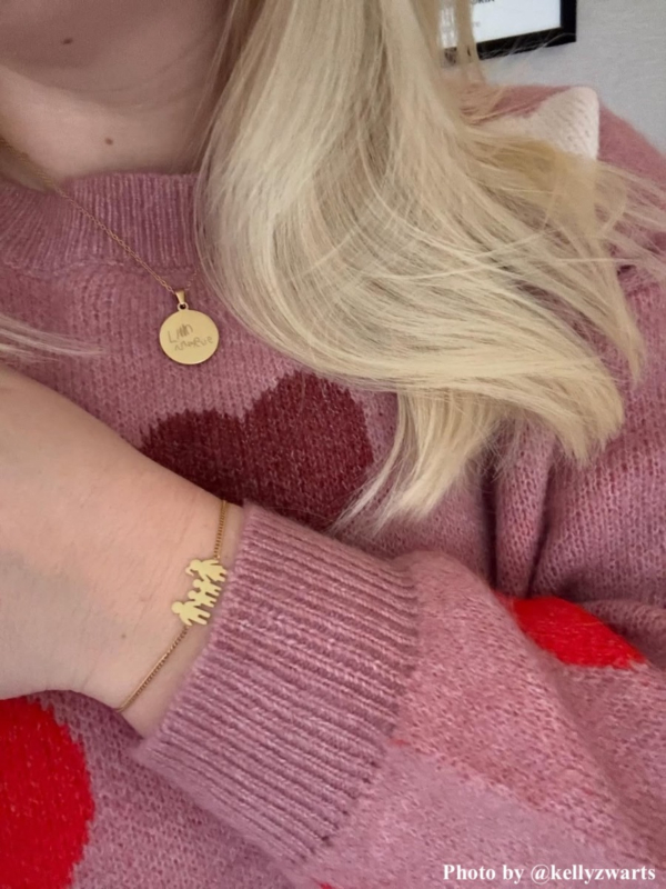 Influencer draagt gouden armband familie