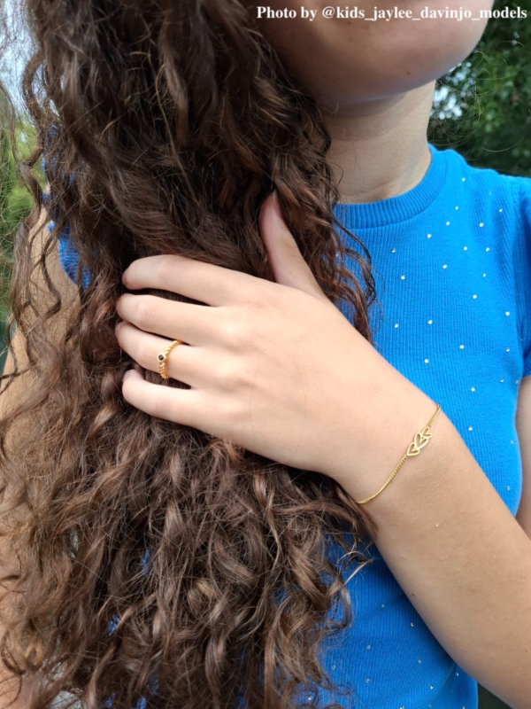 Influencer met gouden sieraden