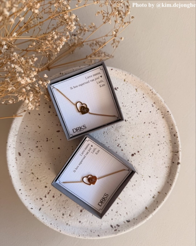 influencer met moeder/dochter armbandjes van DRKS 