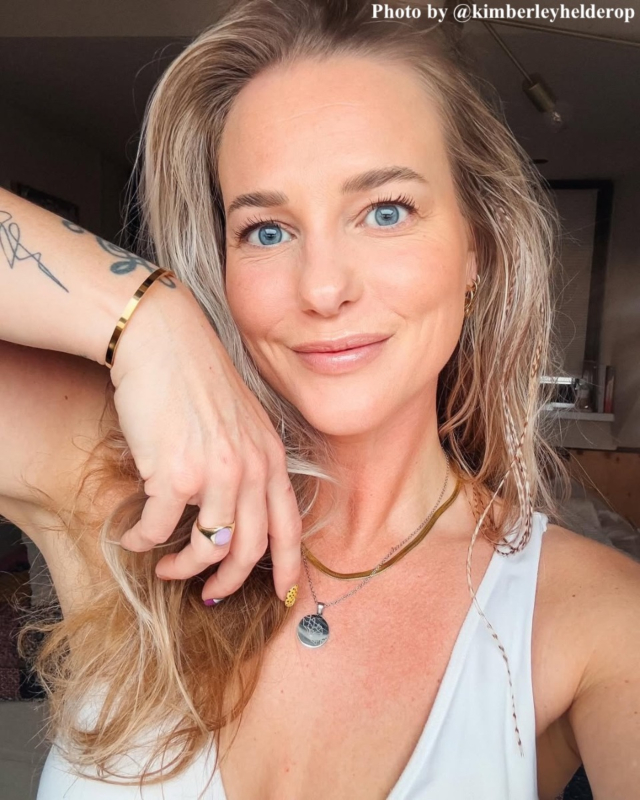 influencer draagt zilveren ketting