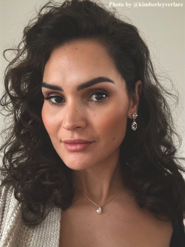 influencer draagt oorbellen