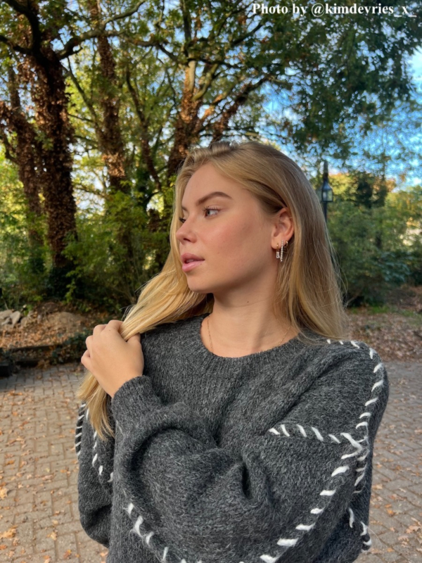 influencer draagt oorbellen