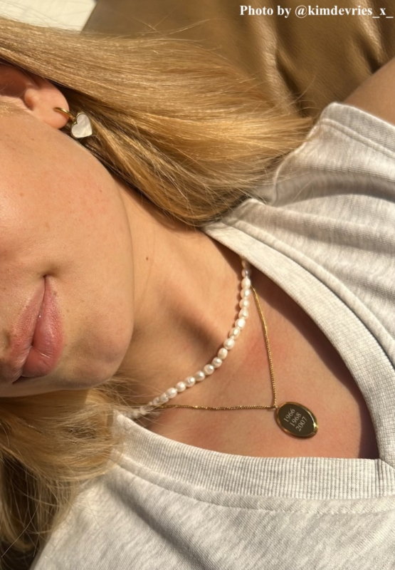Influencer met DRKS parel ketting. 