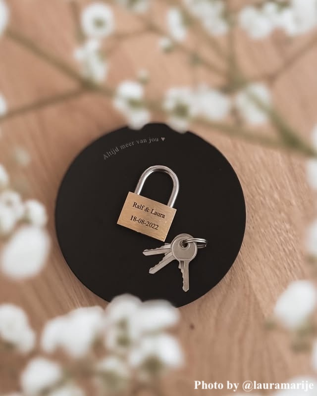 Influencer met graveerbaar rond schaaltje. 