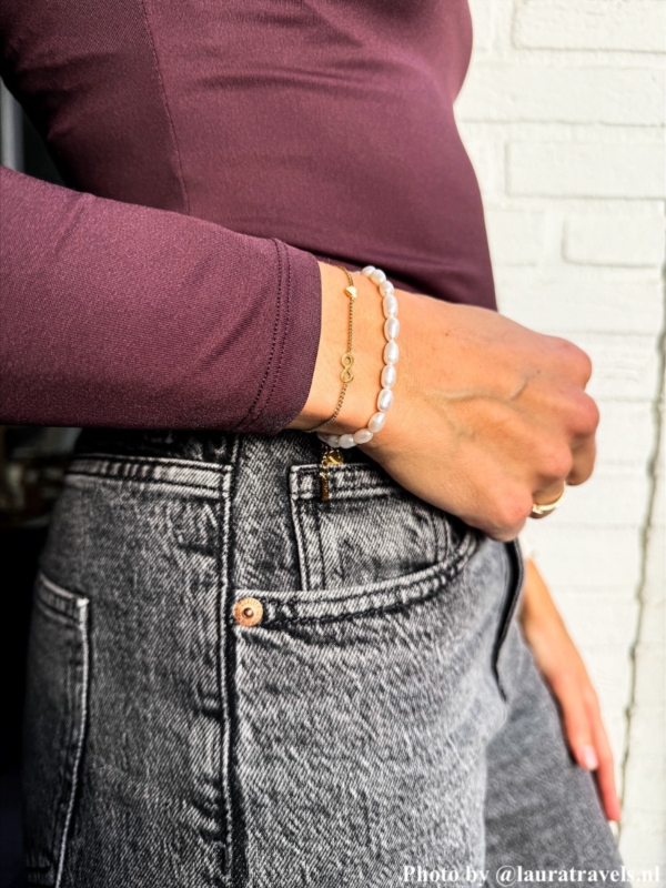 influencer draagt armbandje 