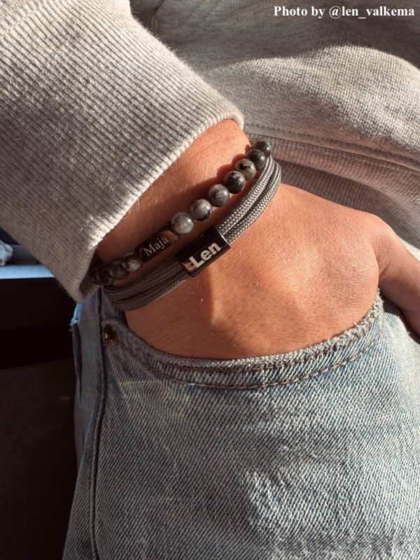 Influencer met twee armbanden