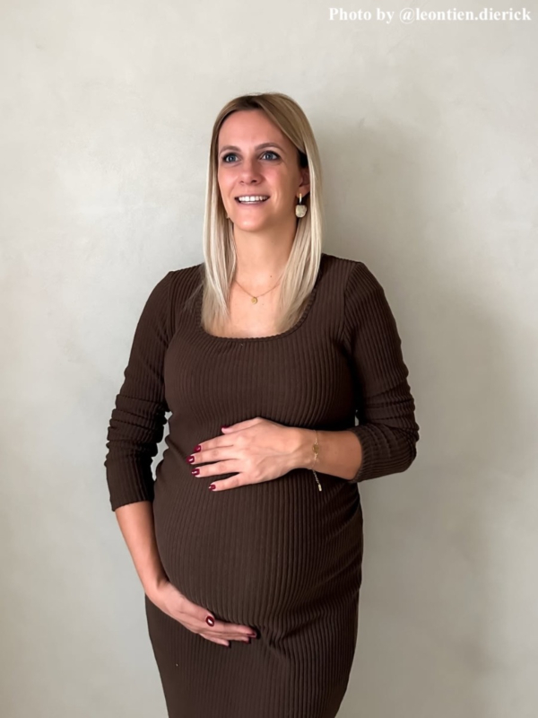 Influencer draagt oorbellen met grote steen