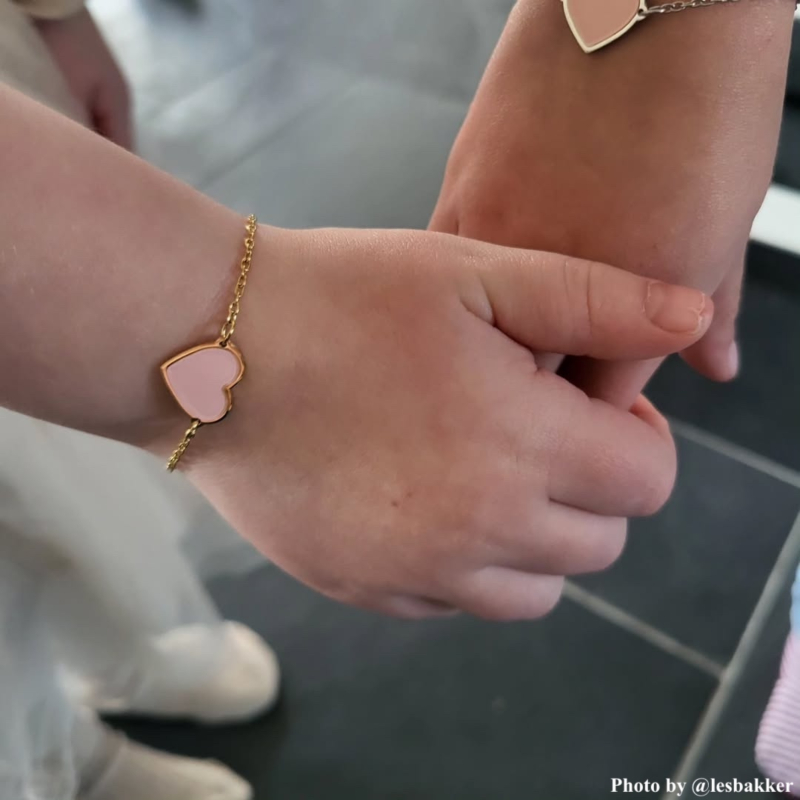 Modellen dragen roze hartjes armband.