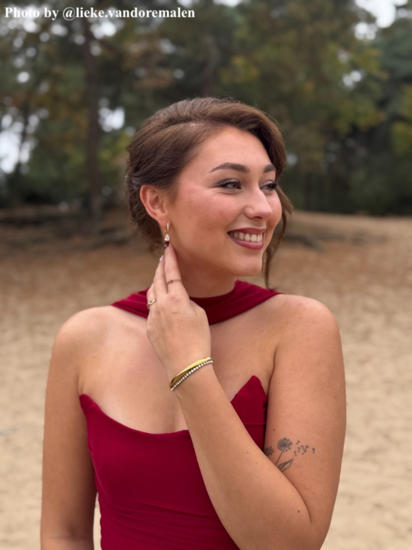 influencer draagt oorringen rode jurk