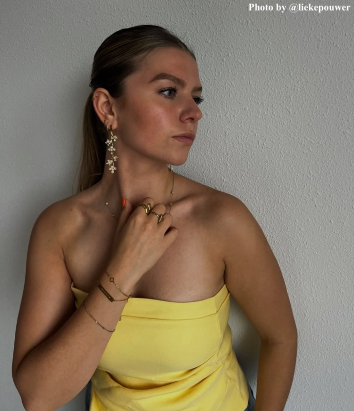 Influencer met DRKS oorbellen