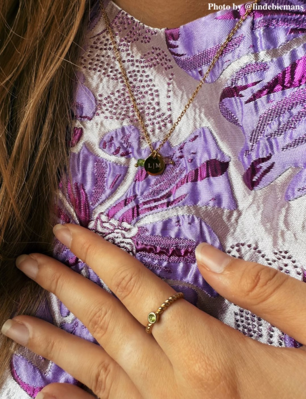 Influencer met birthstone sieraden